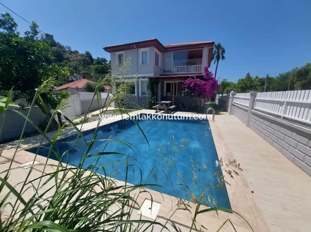 Auf Einem 500 M2 Großen Freistehenden Grundstück In Muğla Dalyan Stehen 2 Möblierte Wohnungen Von 220 M2 Zur Miete