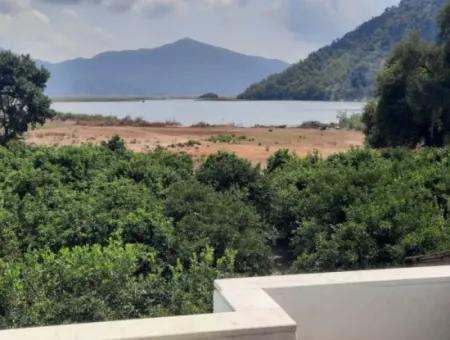 1 570 M2 Grundstück In Köyceğiz Çandır, Muğla, Schwimmbad, Seeblick Triplex Zu Verkaufen