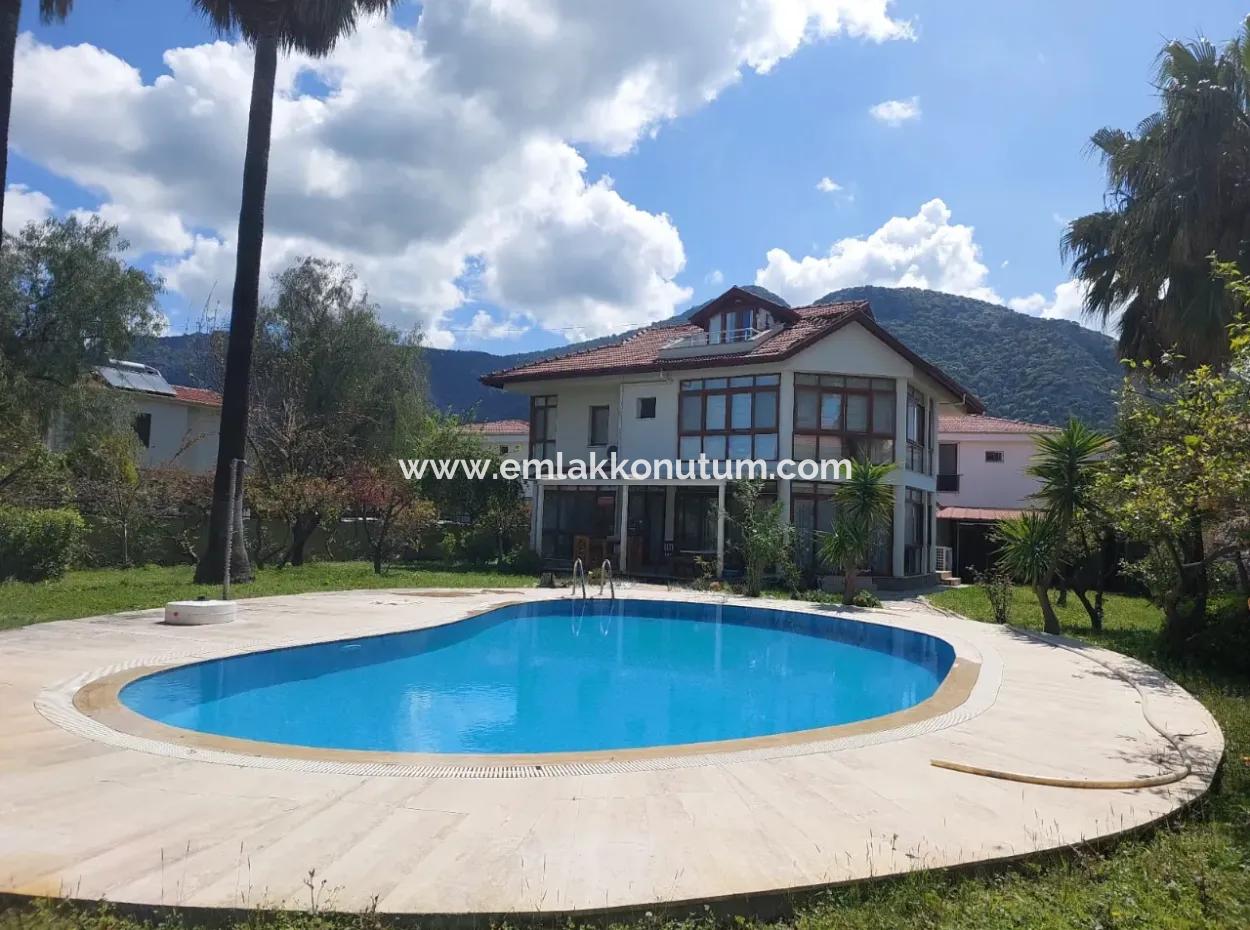 Ortaca Dalyan 1.000 M2 Arsada Yüzme Havuzlu 200 M2 5+1 Müstakil Tripleks Satılık.